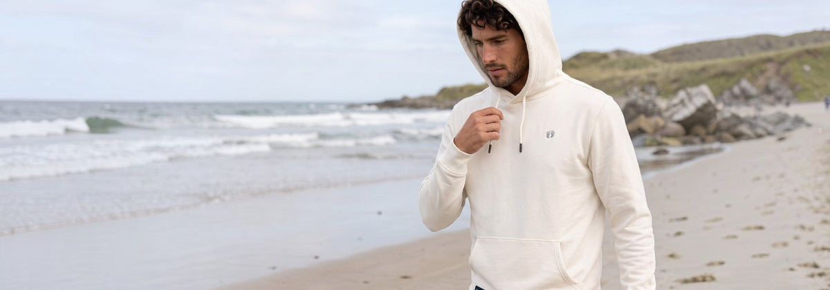 Hang Ten Icon Hoodie Off White på strand