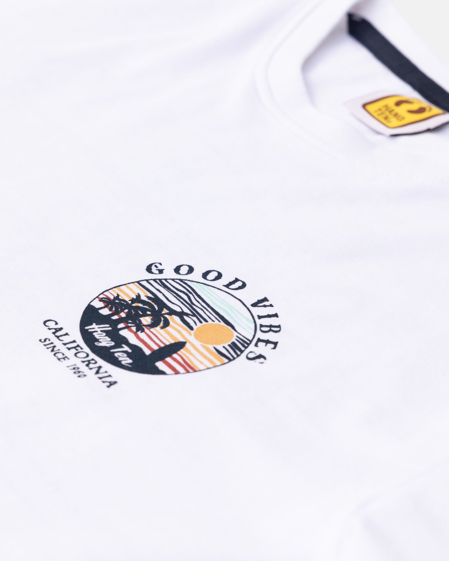 Hang Ten Good Vibes Organic Cotton T-shirt White i 100% ekologisk bomull med klassisk surfstil