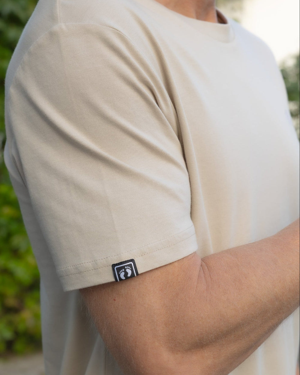 Hang Ten Icon T-shirt Desert Dust i 100% ekologisk bomull med broderad logga