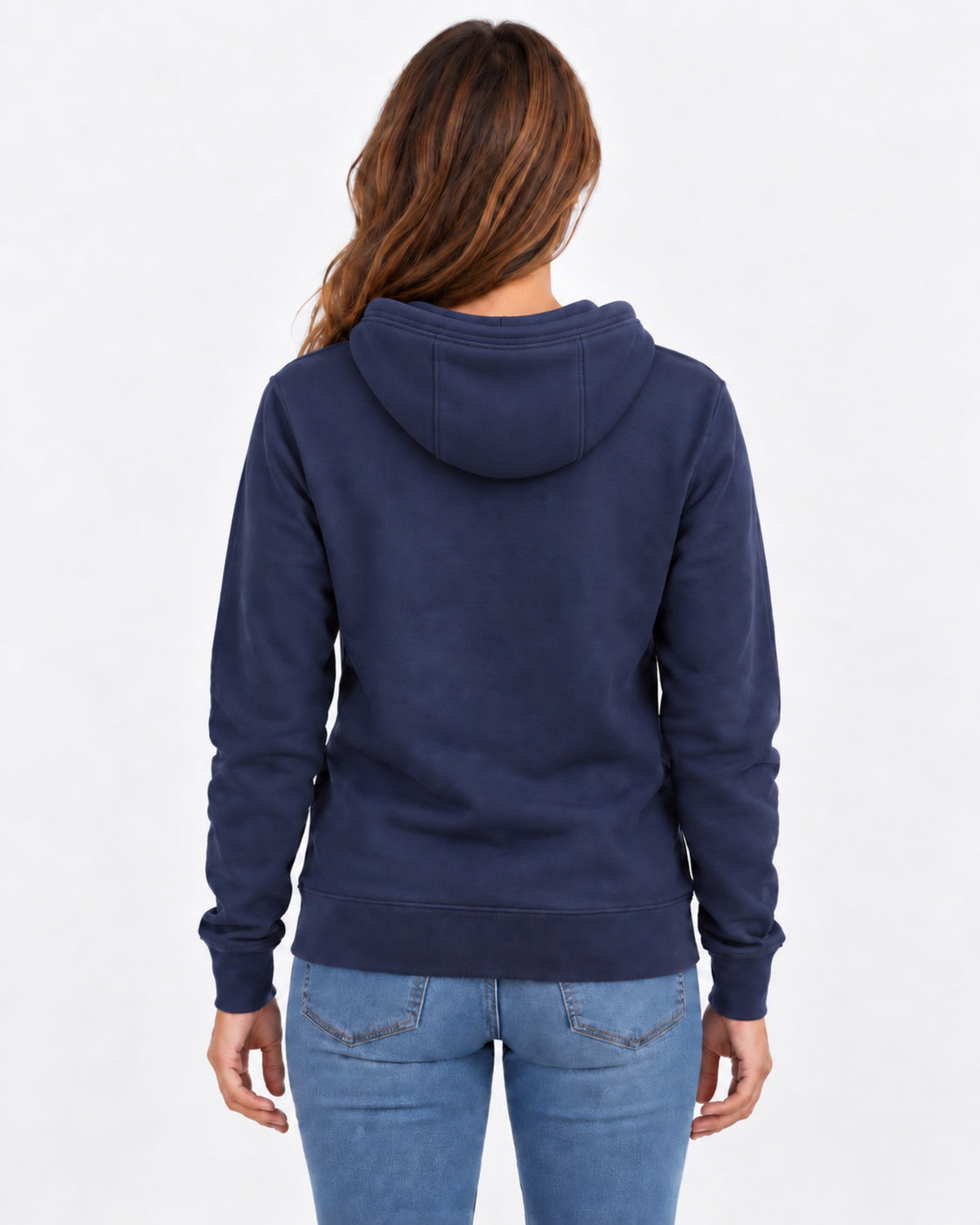 Classic Logo Hoodie Mood Indigo W sedd bakifrån i studio, med huva och parallella sömmar. Modellen är 165 cm lång och bär storlek S.