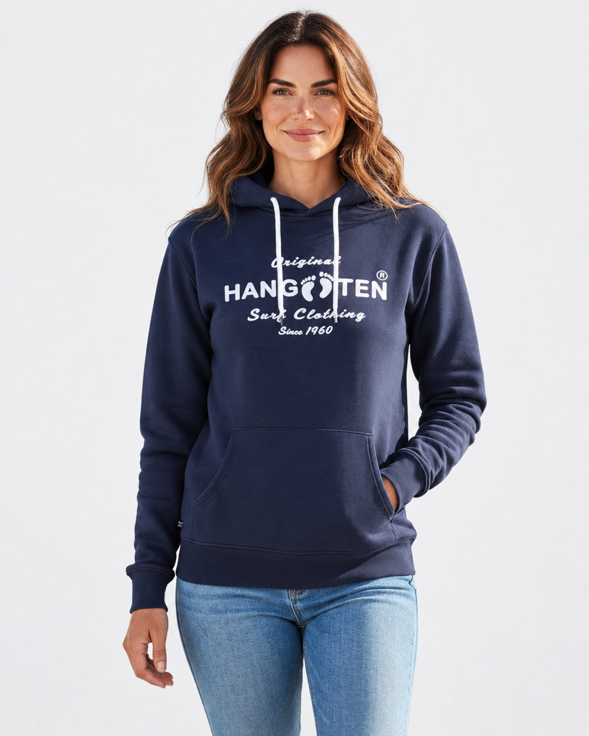 Classic Logo Hoodie Mood Indigo W i studiobild framifrån. Modellen är 165 cm lång och bär storlek S; vitt Hang Ten-tryck på bröstet.