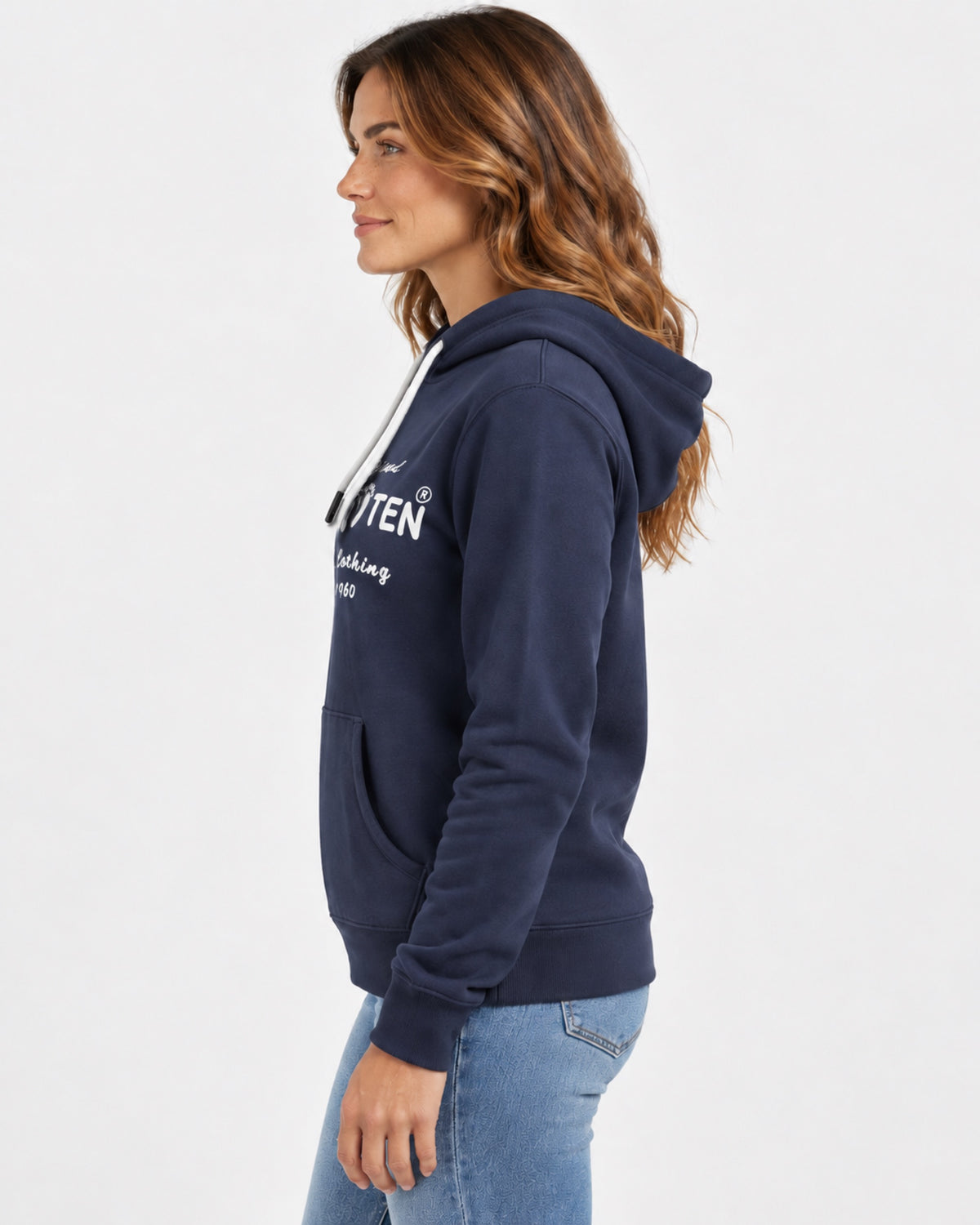 Classic Logo Hoodie Mood Indigo W sedd från sidan i studio, med vitt Hang Ten-tryck delvis synligt. Modellen är 165 cm lång och bär storlek S.