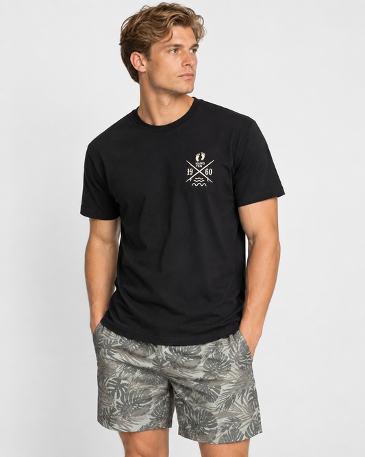 Cross Boards T-shirt – Black på modell i studio