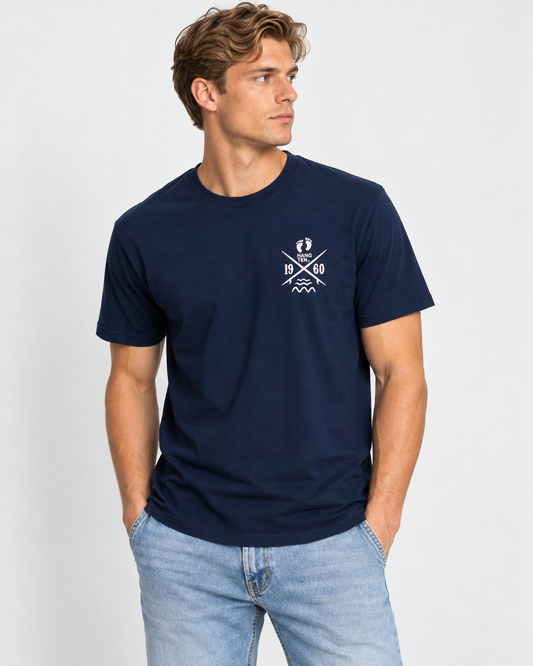 Cross Boards T-shirt – French Navy på modell i studio