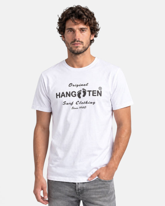 Hang Ten Classic Logo T-shirt i vitt med svart logotyp på bröstet, visad framifrån på modell.