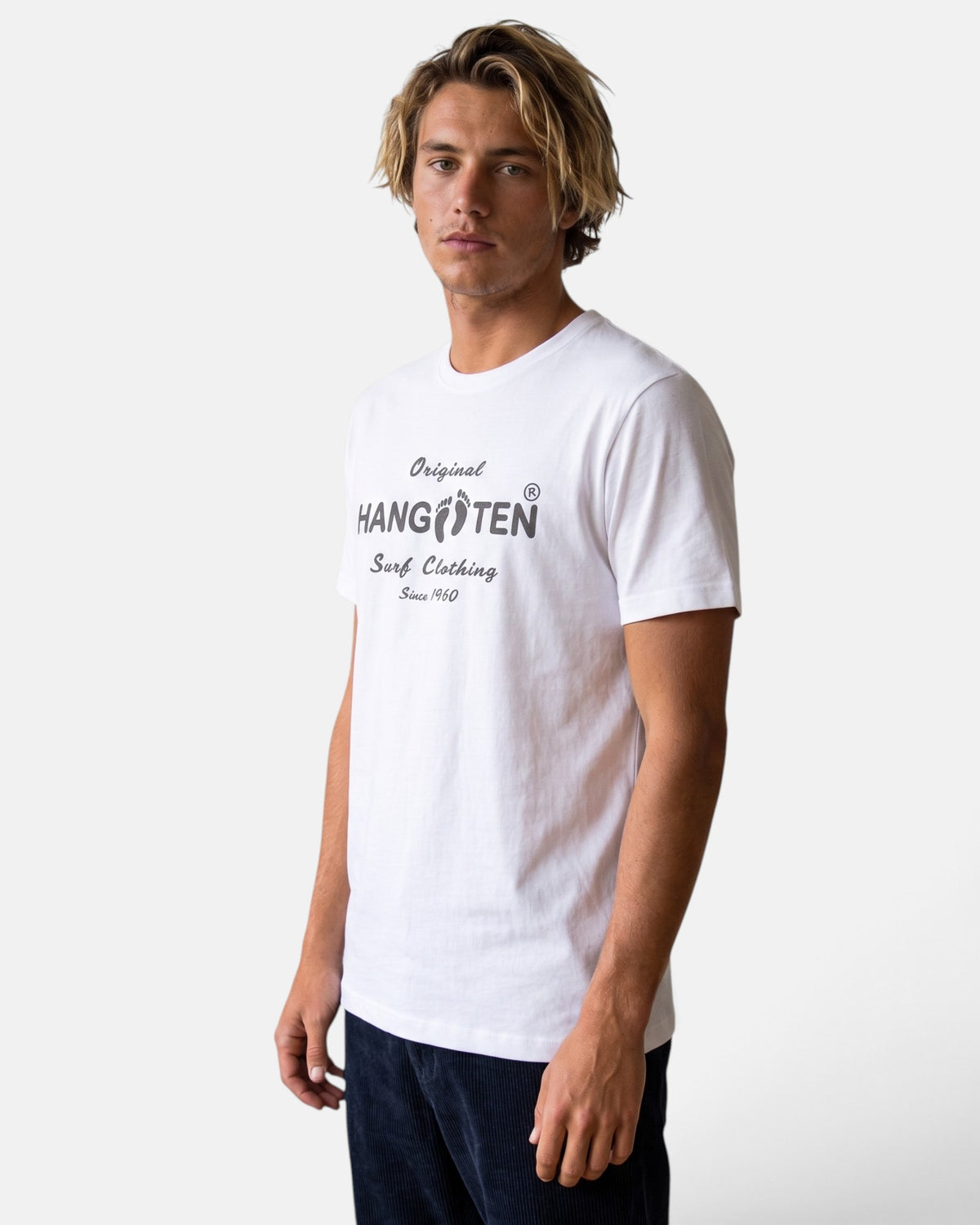 Hang Ten Classic Logo T-shirt White på herrmodell, trekvarts vy