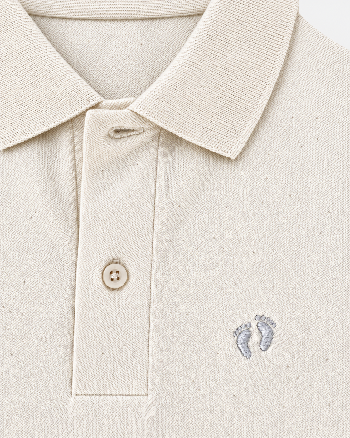 Hang Ten Icon Polo Shirt Natural Raw – detalj på krage, tyg och broderad logga, neutral #F1F1F1 bakgrund