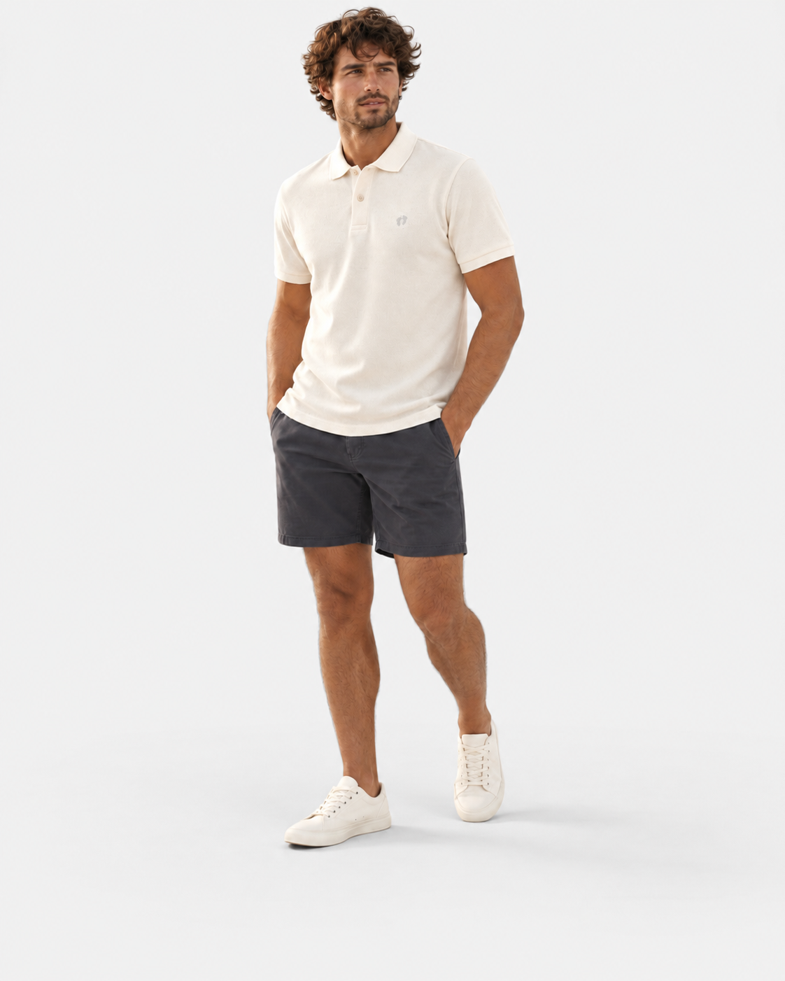 Hang Ten Icon Polo Shirt Natural Raw – passform på modell, neutral #F1F1F1 bakgrund