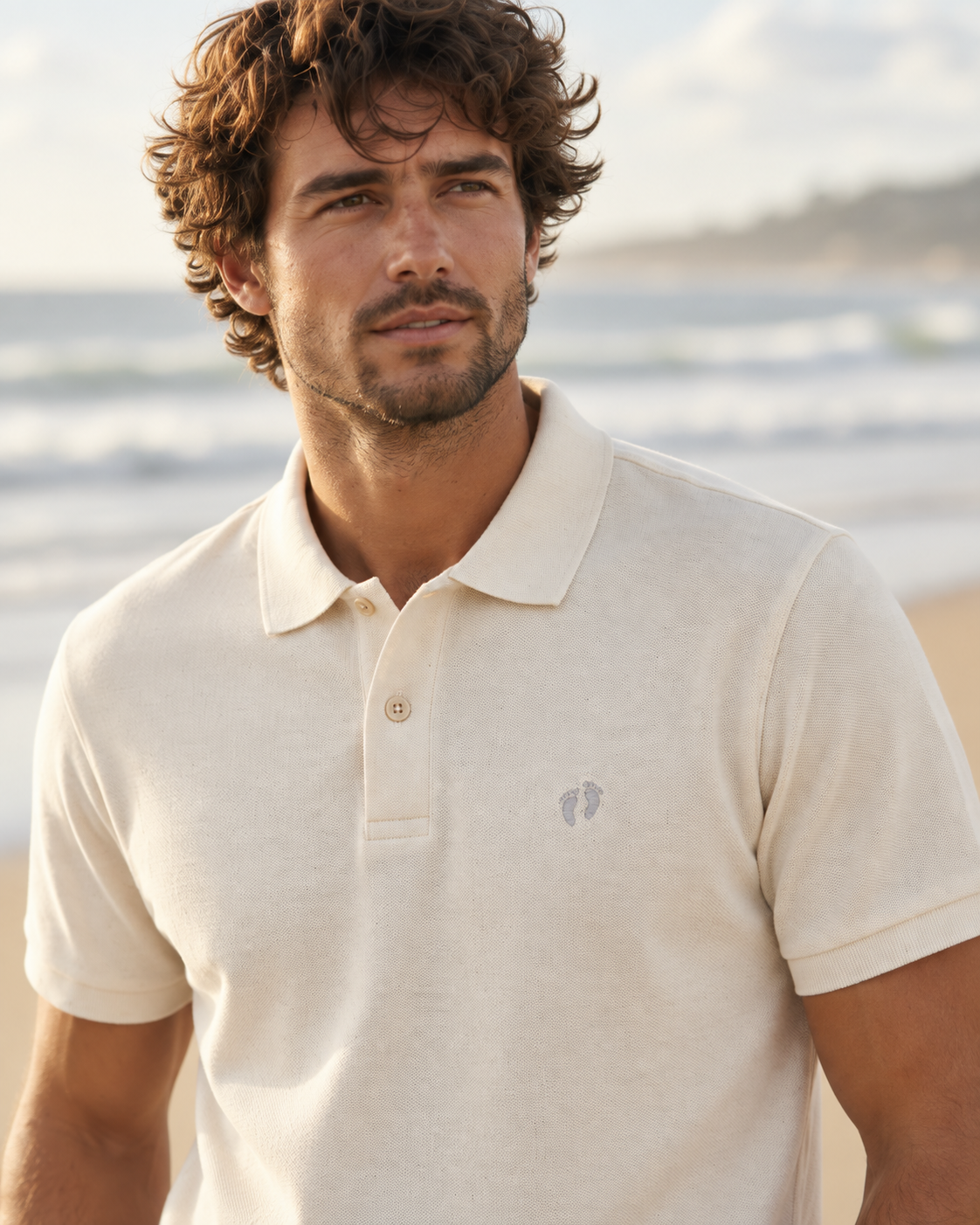 Hang Ten Icon Polo Shirt Natural Raw – lifestyle close-up vid havet