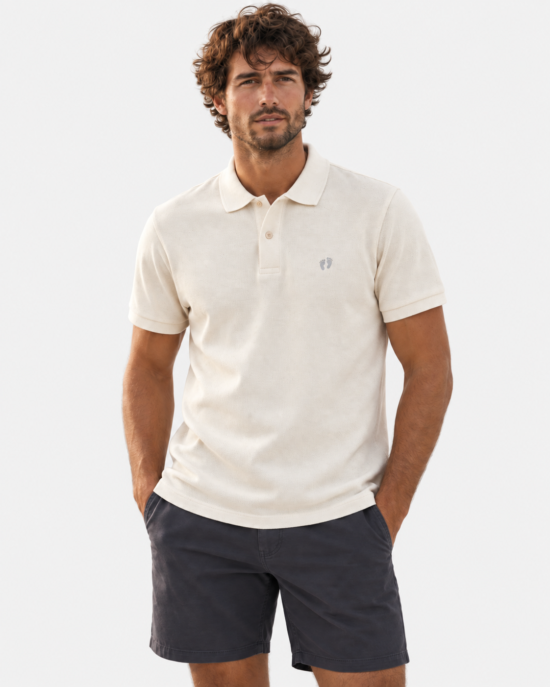 Hang Ten Icon Polo Shirt Natural Raw – studio på modell, neutral #F1F1F1 bakgrund
